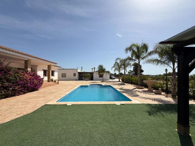 Hay propiedades que simplemente se visitan, y otras que se s. 289m² Agost