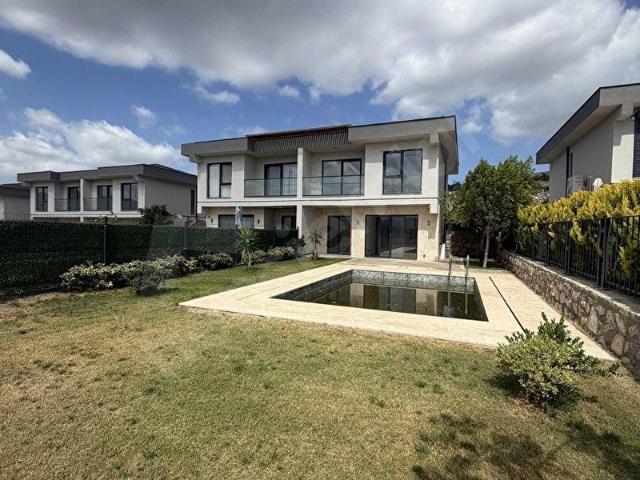 HAYAL BODRUM SİTESİNDE EN ÖN SIRADA HAVUZLU 4+1 VİLLA