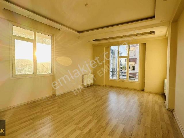 Hayat Emlak'tan Kiralık Atakent'te 3+1 Ferah Temiz Bakımlı Daire