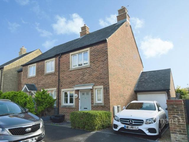 Hayburn Road, Redhouse, Swindon, SN25 2 bed terraced house to rent £1,150 pcm £265 pw