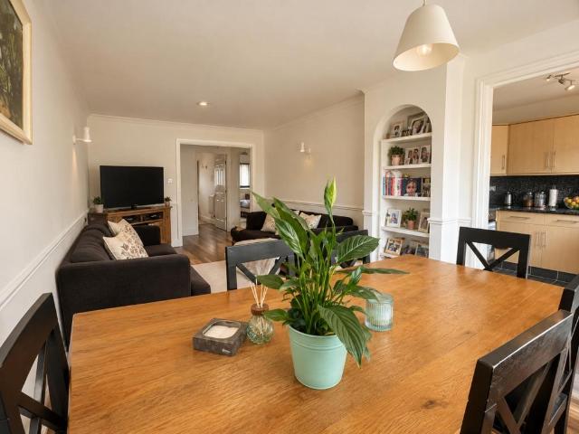 Haydon Close, Enfield 2 bed flat to rent £1,600 pcm £369 pw