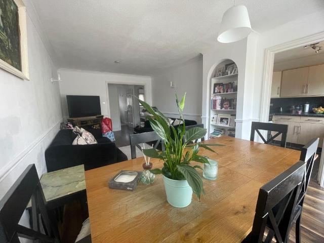 Haydon Close, Enfield 2 bed flat to rent £1,700 pcm £392 pw