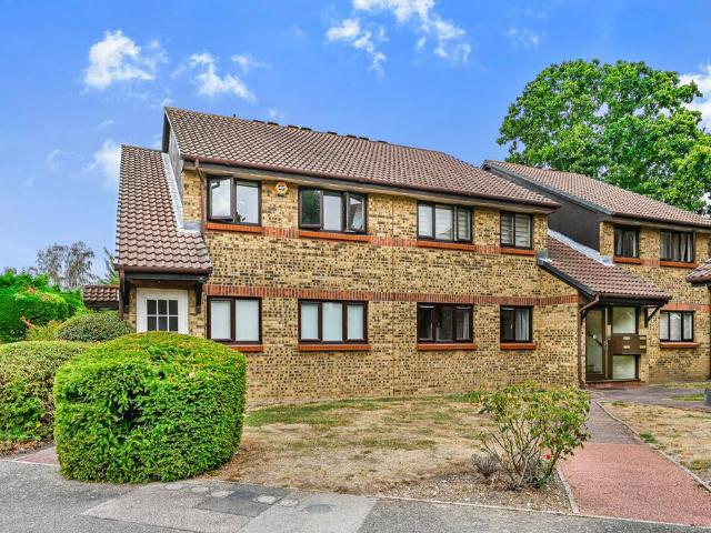 Haydon Close, Enfield EN1 2 bed flat to rent £1,700 pcm £392 pw