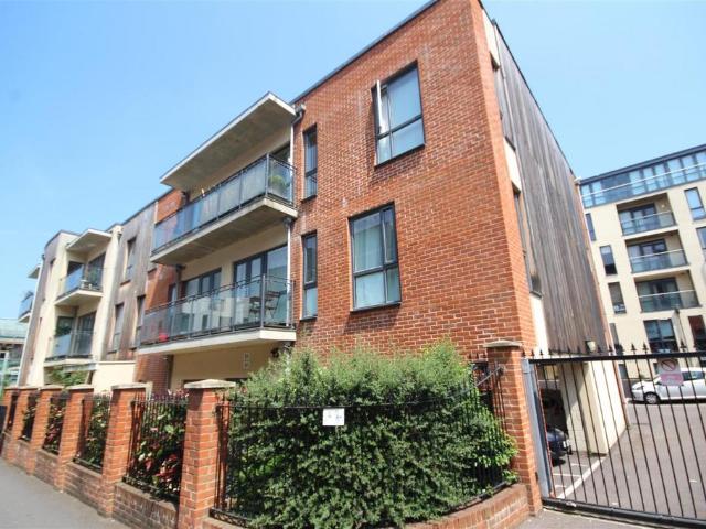 Haydon Place, Guildford 1 bed flat to rent £1,500 pcm £346 pw
