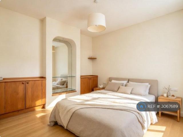 Haydons Road, London, SW19 5 bed terraced house to rent £3,600 pcm £831 pw