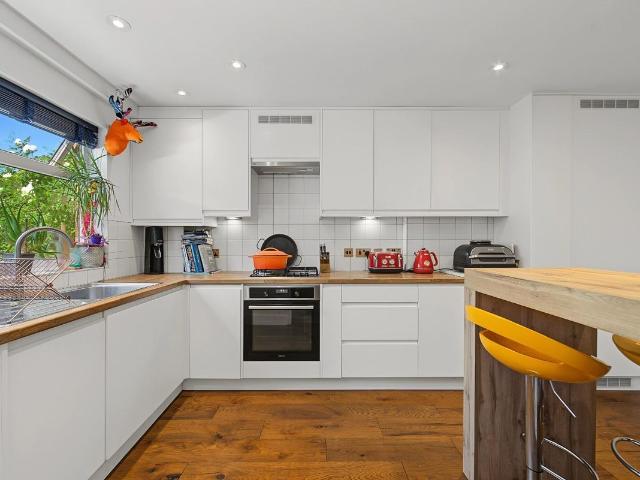 Hayling Close, London N16, 3 bed maisonette to rent, £3,195 pcm | PrimeLocation