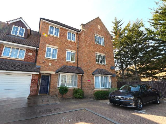 Hayling Close, Slough SL1, 2 bed flat to rent, £1,650 pcm | PrimeLocation