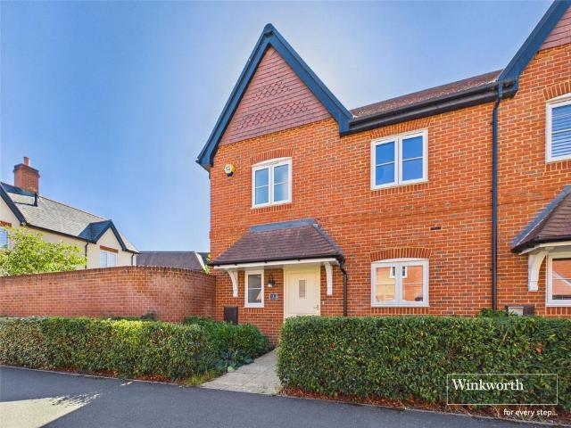 Hazylwood, Wokingham, Berkshire, RG40 3 bed end of terrace house to rent £2,250 pcm £519 pw
