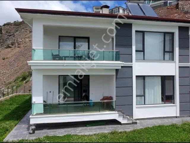 Hazar Gölünde Tam Bağımsız Villa Site İçi
