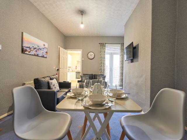 Hazel Grove, Salford M5, 4 bed shared accommodation to rent, £2,100 pcm | PrimeLocation