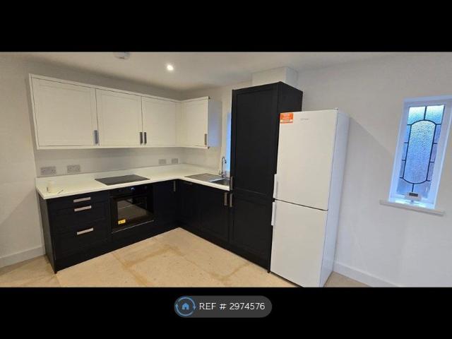 Hazel Grove, Stockport SK7, 3 bed flat to rent, £1,400 pcm | PrimeLocation