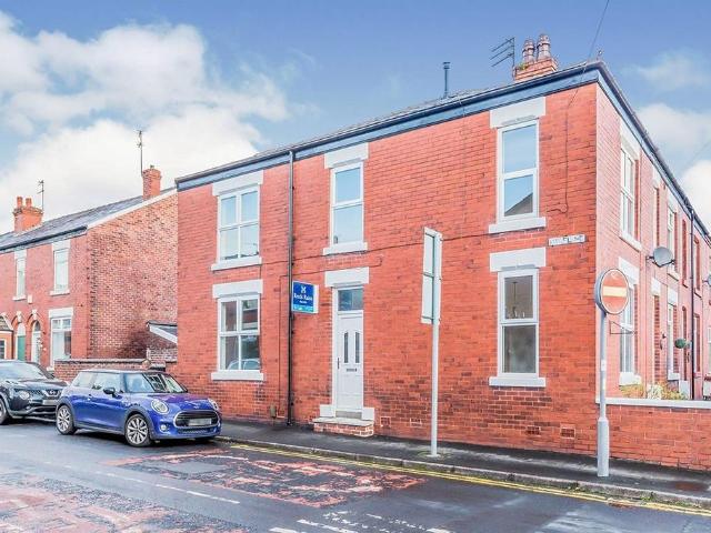 Hazel Street, Stockport SK7 2 bed end of terrace house to rent £1,250 pcm £288 pw