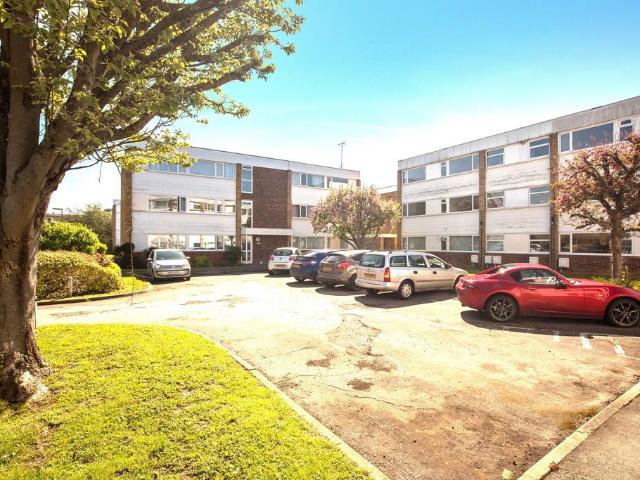 Hazelbank Court, Chertsey KT16 2 bed apartment to rent £1,600 pcm £369 pw
