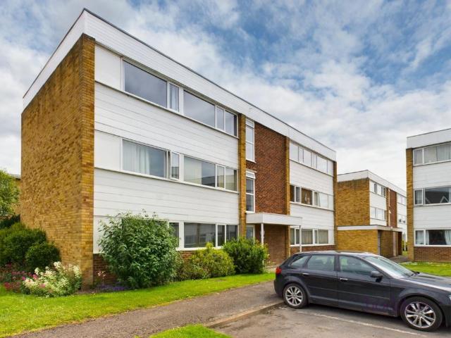 Hazelbank Court, Chertsey, Surrey, KT16 2 bed apartment to rent £1,500 pcm £346 pw