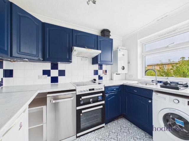 Hazelbank Court, Chertsey, Surrey, KT16 2 bed apartment to rent £1,500 pcm £346 pw