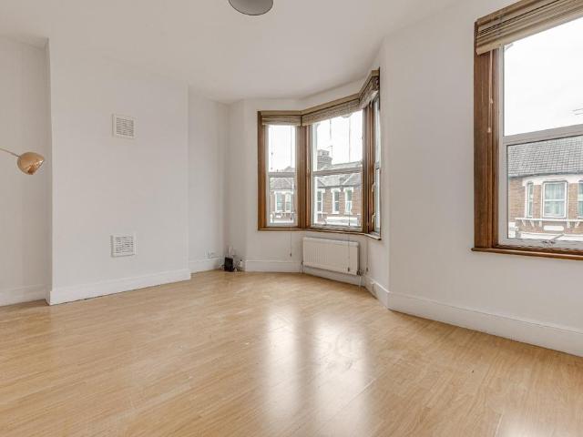Hazelbourne Road, London, SW12 2 bed flat to rent £2,650 pcm £612 pw
