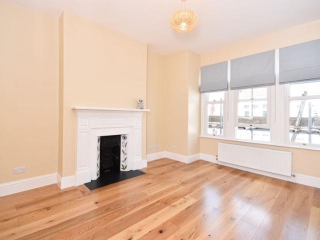 Hazelbourne Road, London SW12, 2 bed flat to rent, £3,000 pcm | PrimeLocation