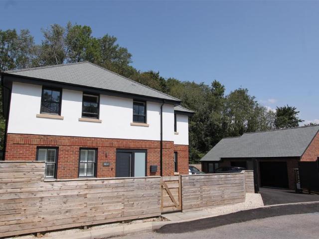 Hazeldene Gardens, Plymouth PL9 5 bed detached house to rent £2,750 pcm £635 pw