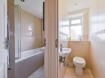 Hazelhurst Road, Earlsfield, London. 4 bed flat to rent £3,750 pcm £865 pw