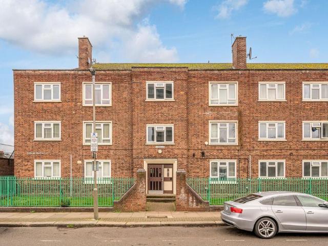 Hazelhurst Road, Tooting Broadway. 3 bed flat to rent £3,500 pcm £808 pw