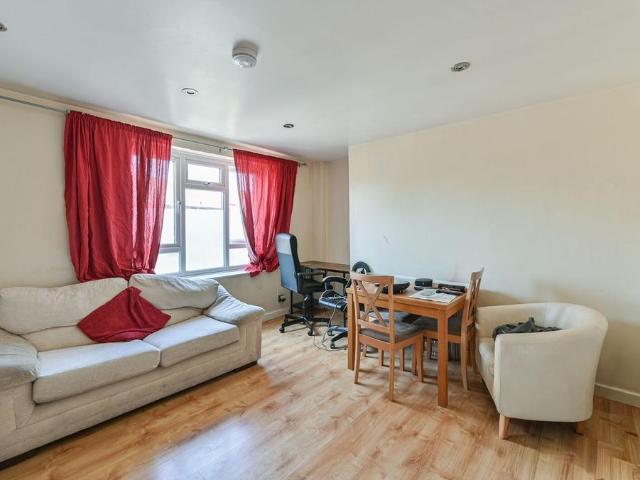 Hazelhurst Road, Tooting Broadway. 3 bed flat to rent £2,701 pcm £623 pw
