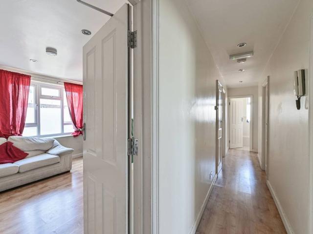 Hazelhurst Road, Tooting Broadway, London SW17, 3 bed flat to rent, £3,500 pcm | PrimeLocation