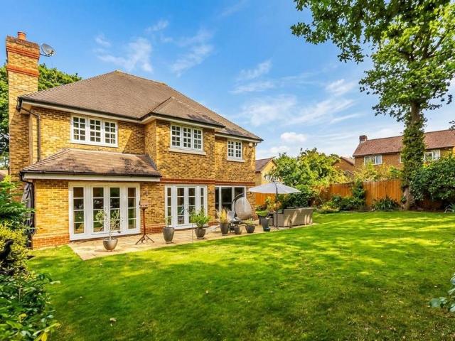 Hazelway Close, Leatherhead KT22 5 bed detached house to rent £4,400 pcm £1,015 pw