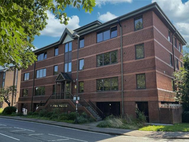 Hazelwick Avenue, Three Bridges, Crawley 2 bed flat to rent £1,550 pcm £358 pw