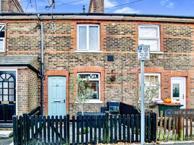 Hazelwick Road, Crawley, RH10 2 bed terraced house to rent £1,450 pcm £335 pw