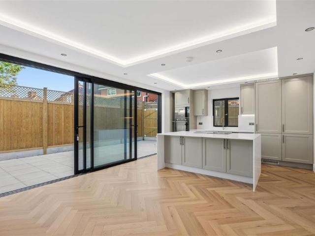 Hazelwood Avenue, Morden 2 bed flat to rent £2,475 pcm £571 pw