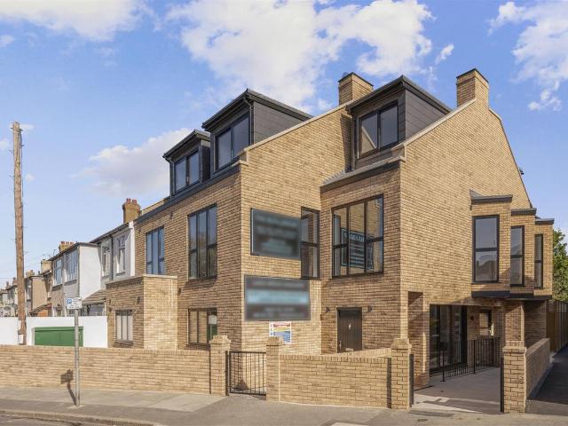 Hazelwood Avenue, Morden SM4, 1 bed flat to rent, £2,000 pcm | PrimeLocation