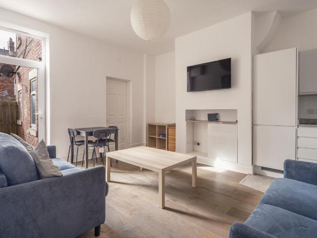 Hazelwood Avenue, Newcastle Upon Tyne. 3 bed ground floor flat to rent £1,885 pcm £435 pw