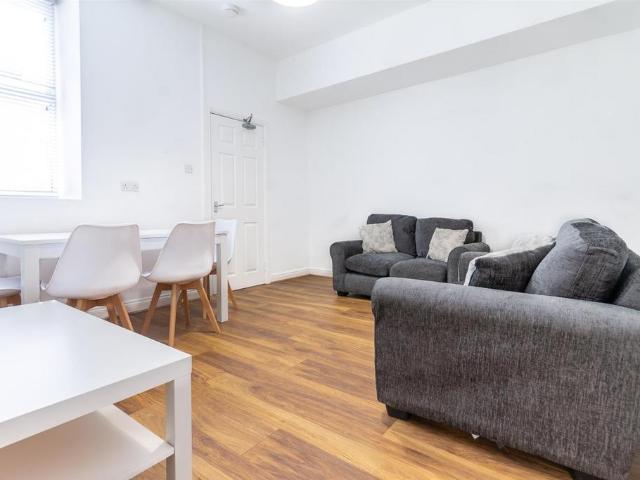 Hazelwood Avenue, Jesmond 4 bed flat to rent £2,781 pcm £642 pw