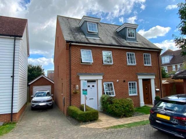 Hazen Road, Kings Hill, ME19 3 bed semi detached house to rent £1,895 pcm £437 pw