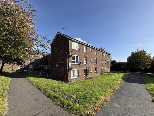 Hazlebarrow Crescent, SHEFFIELD, S8 2 bed flat to rent £800 pcm £185 pw