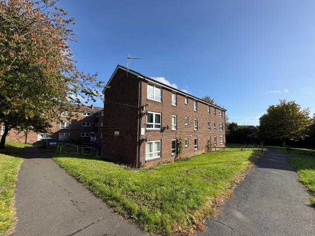 Hazlebarrow Crescent, Sheffield S8, 2 bed flat to rent, £800 pcm | PrimeLocation