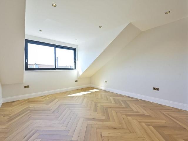 Hazlewood Avenue, Morden, SM4 2 bed flat to rent £2,450 pcm £565 pw