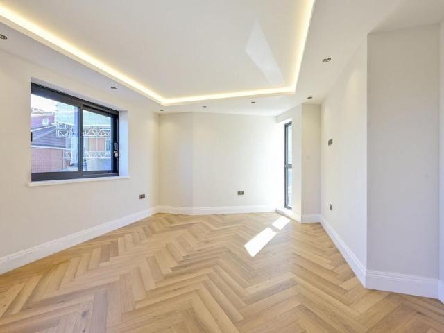 Hazlewood Avenue, Morden, SM4 2 bed flat to rent £2,750 pcm £635 pw