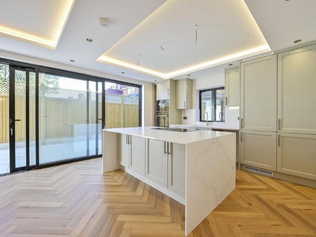 Hazlewood Avenue, Morden, SM4 2 bed flat to rent £2,750 pcm £635 pw