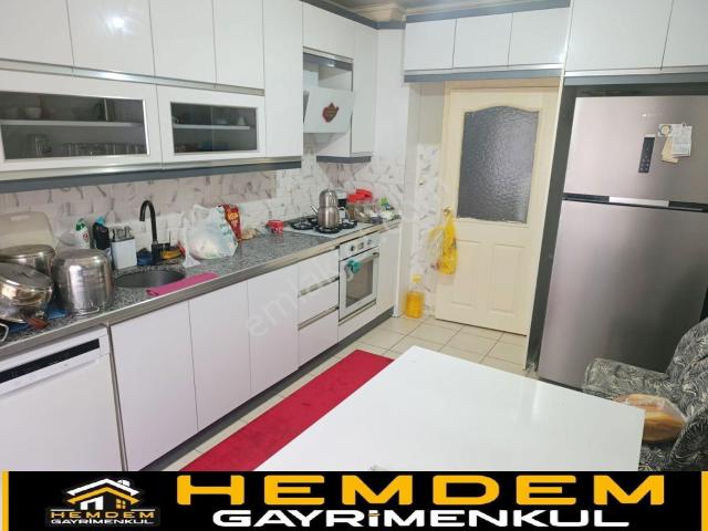 Hemdem Gayrimenkul'den İstasyon'da Caddeye Yakın 3+1 Satılık Daire