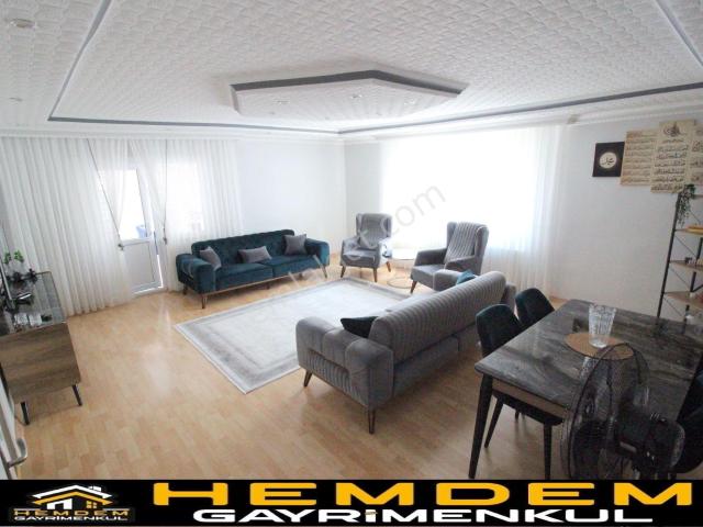 Hemdem Gayrimenkul'den Selçuklu'da Ön Cephe Arakatta 3+1 Satılık Daire