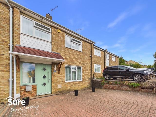 Hemel Hempstead, Hertfordshire HP3, 3 bed terraced house to rent, £2,100 pcm | PrimeLocation