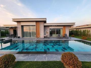 Göl Manzaralı Tek Katlı Oturuma Hazır Lüks Havuzlu Villa