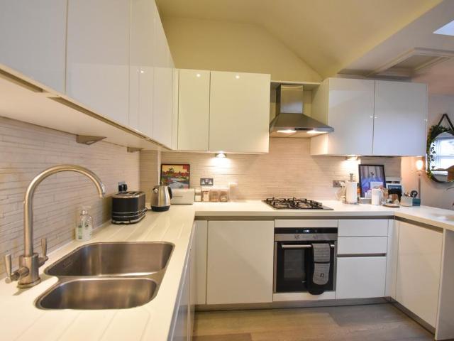 Hemnall Street, Epping CM16 2 bed flat to rent £1,750 pcm £404 pw