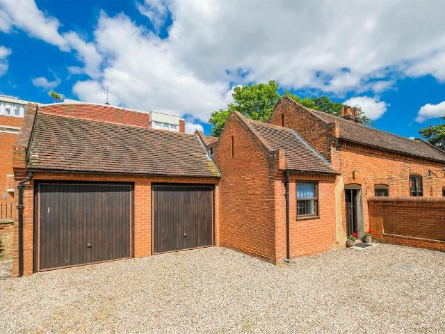 Hemnall Street, Epping CM16, 2 bed property to rent, £2,400 pcm | PrimeLocation