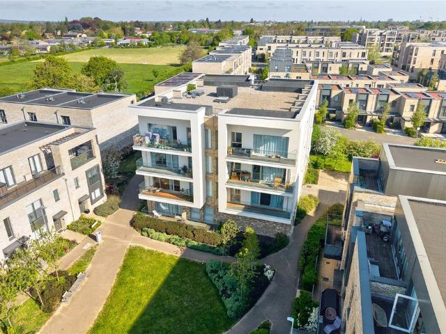 Henty Close, Trumpington, Cambridge. 2 bed apartment to rent £1,900 pcm £438 pw