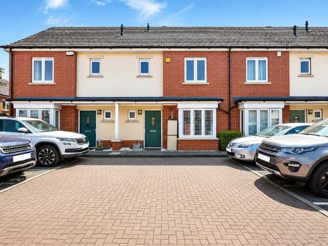 Henage Lane, Woking, Surrey, GU22 3 bed terraced house to rent £2,100 pcm £485 pw