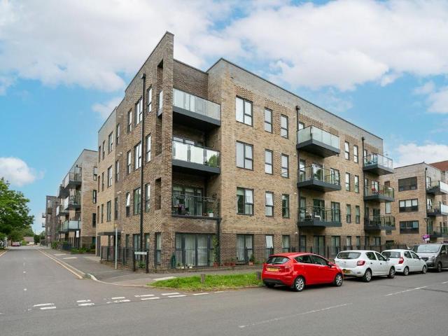 Henbury Way, Bushey, South Oxhey, WD19 2 bed flat to rent £1,750 pcm £404 pw
