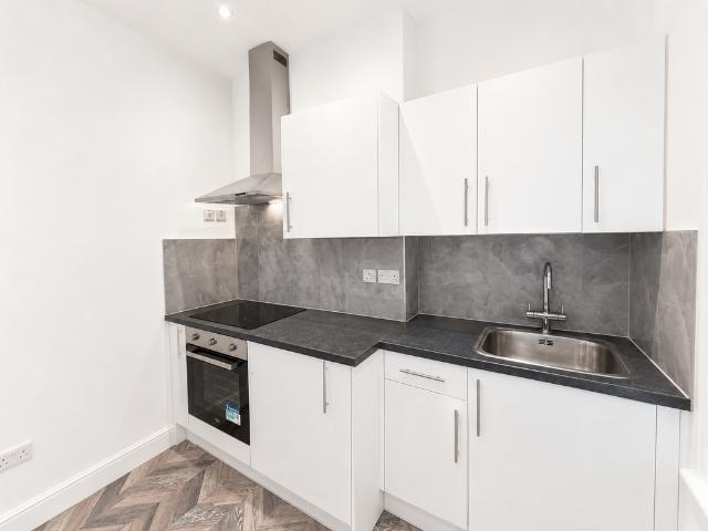 Hendon Lane, London N3 2 bed flat to rent £1,900 pcm £438 pw