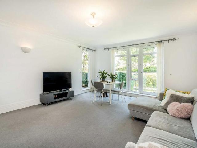 Hendon Lane, London N3 2 bed flat to rent £2,800 pcm £646 pw